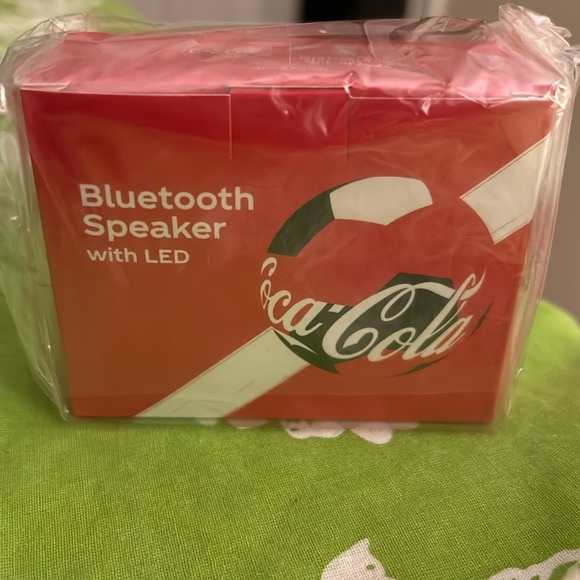 Coca-Cola FIFA World Cup Qatar Bluetooth Speaker with LED - Picture 1 of 4